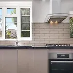 Limehouse Townhomes A Modern 4-Bedroom 3-Bathroom Townhome With A Private Garden