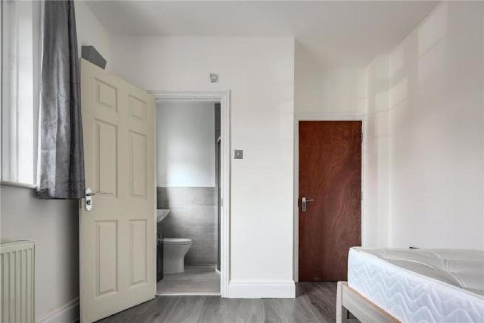 Limehouse Townhomes A Modern 4-bedroom 3-bathroom Townhome With A Private Garden
