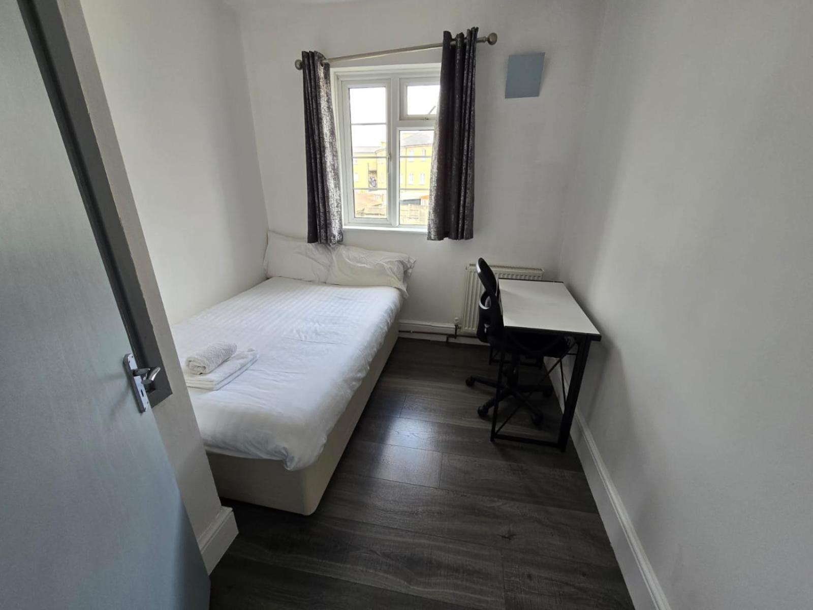 Limehouse Townhomes A Modern 4-bedroom 3-bathroom Townhome With A Private Garden *