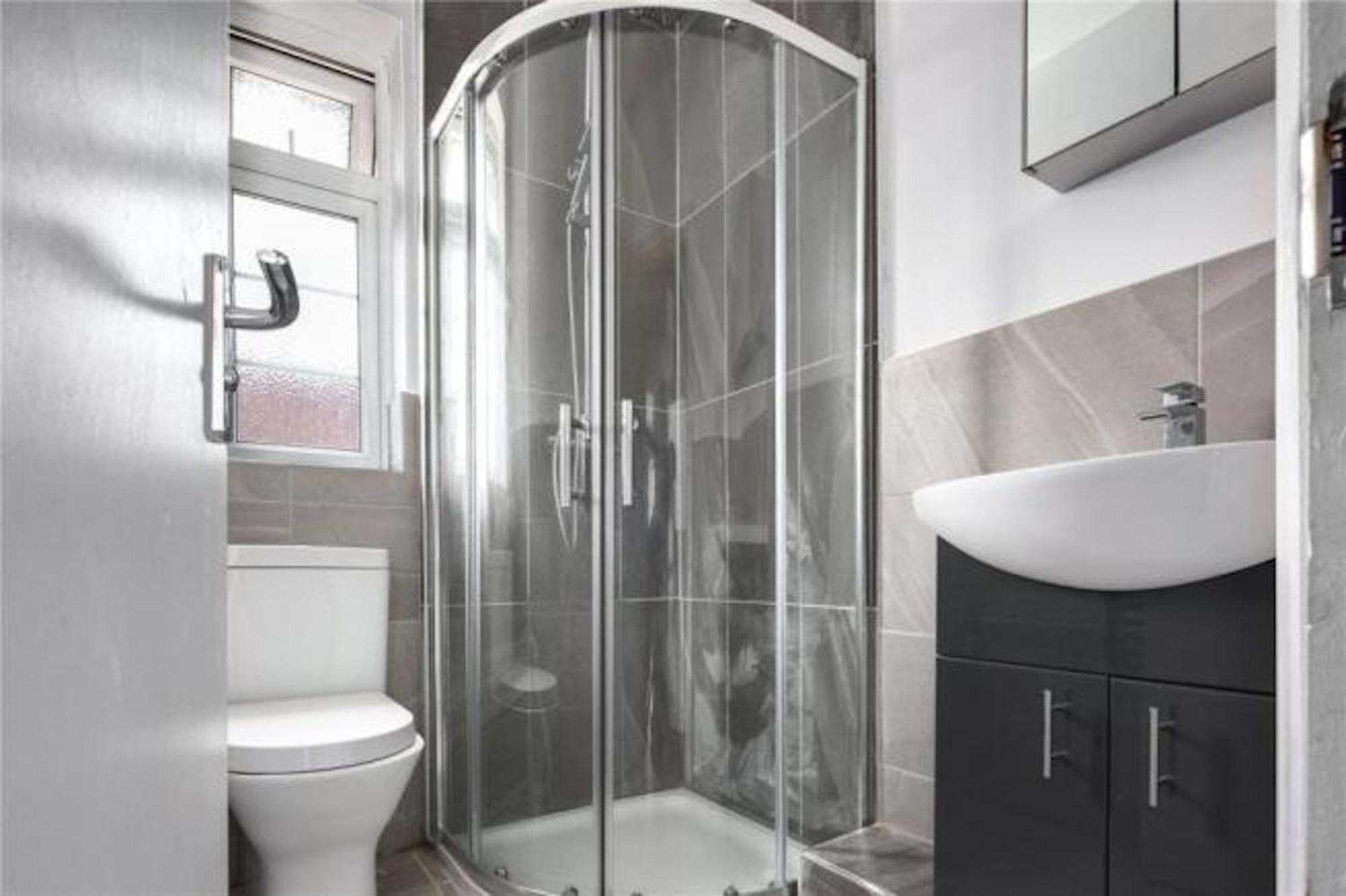 Limehouse Townhomes A Modern 4-bedroom 3-bathroom Townhome With A Private Garden