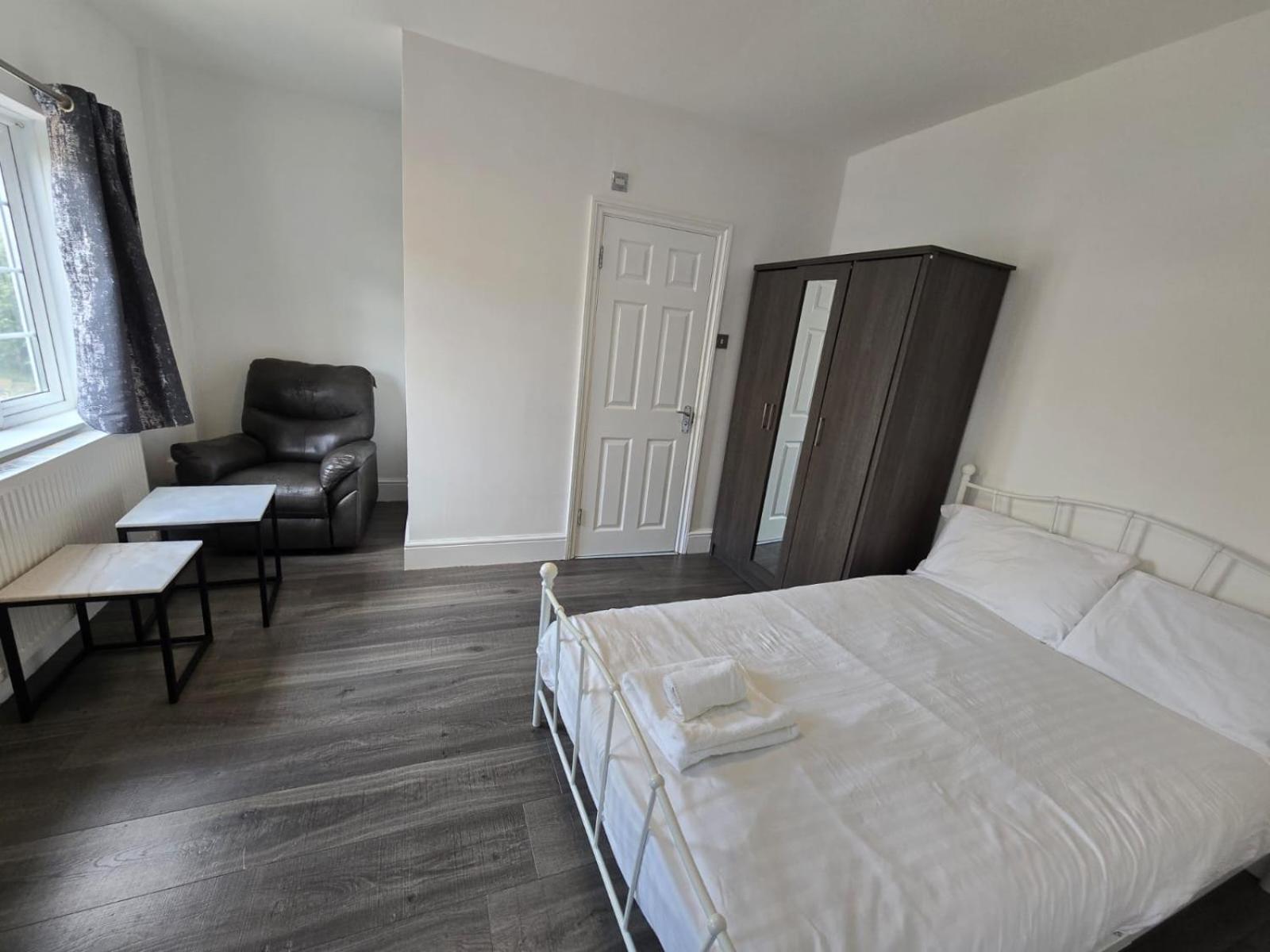 Limehouse Townhomes A Modern 4-bedroom 3-bathroom Townhome With A Private Garden *